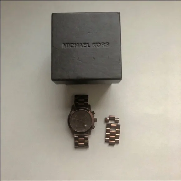 Michael Kors Oversized Watch - Picture 7 of 8